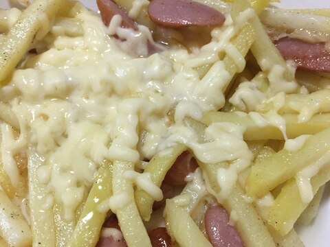 冷凍フライドポテトで!じゃがウィンナーのチーズ乗せ